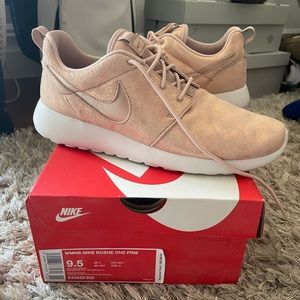 Nike women’s Roshe one premium